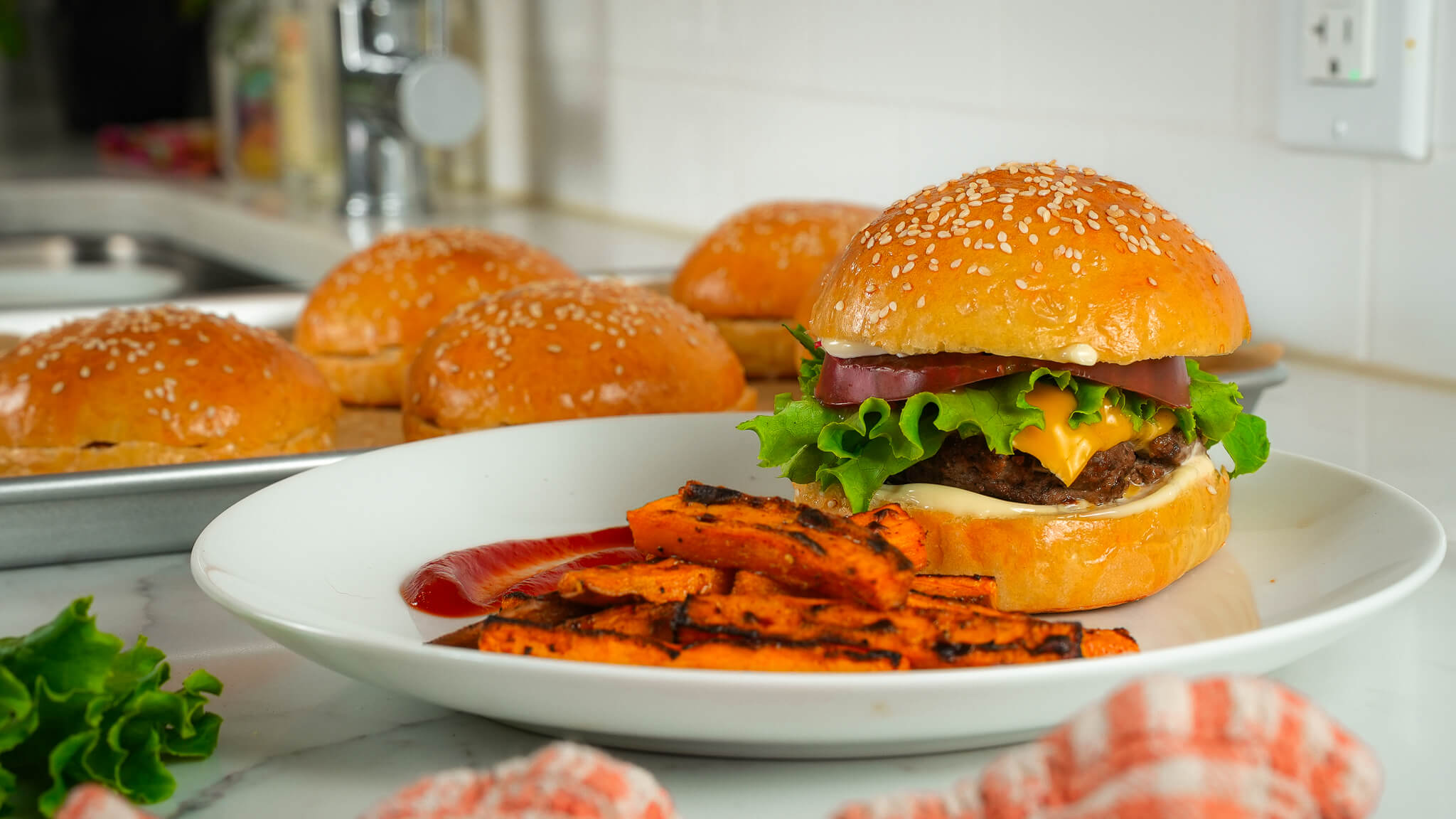 Burgers classiques et frites de patates douces au paprika