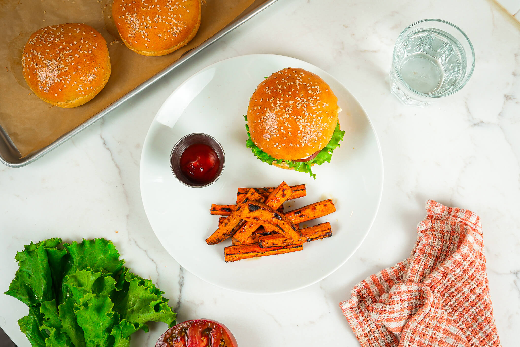 Burgers classiques et frites de patates douces au paprika