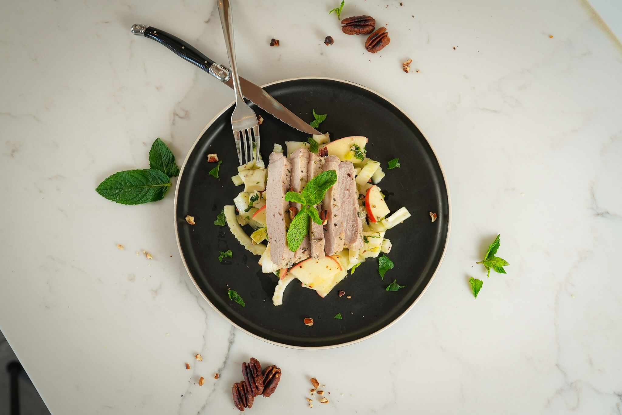 Côte de porc au four avec salade de pommes et fenouil